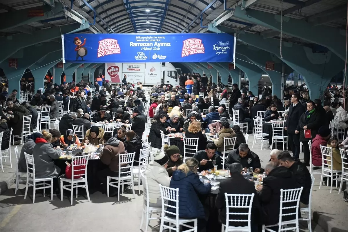 Edirne Belediyesi 1.000 Kişilik İftar Sofrasını Balkan Pazarı’nda Kurdu