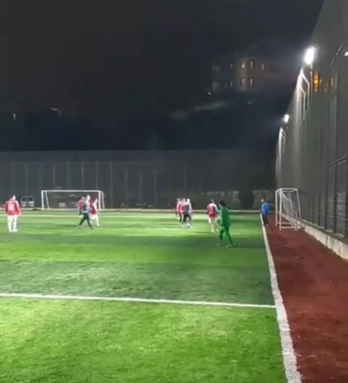 Bursa’da Halı Sahada Ani Kalp Krizi: Eski Futbolcu Hakan Erken Hayatını Kaybetti