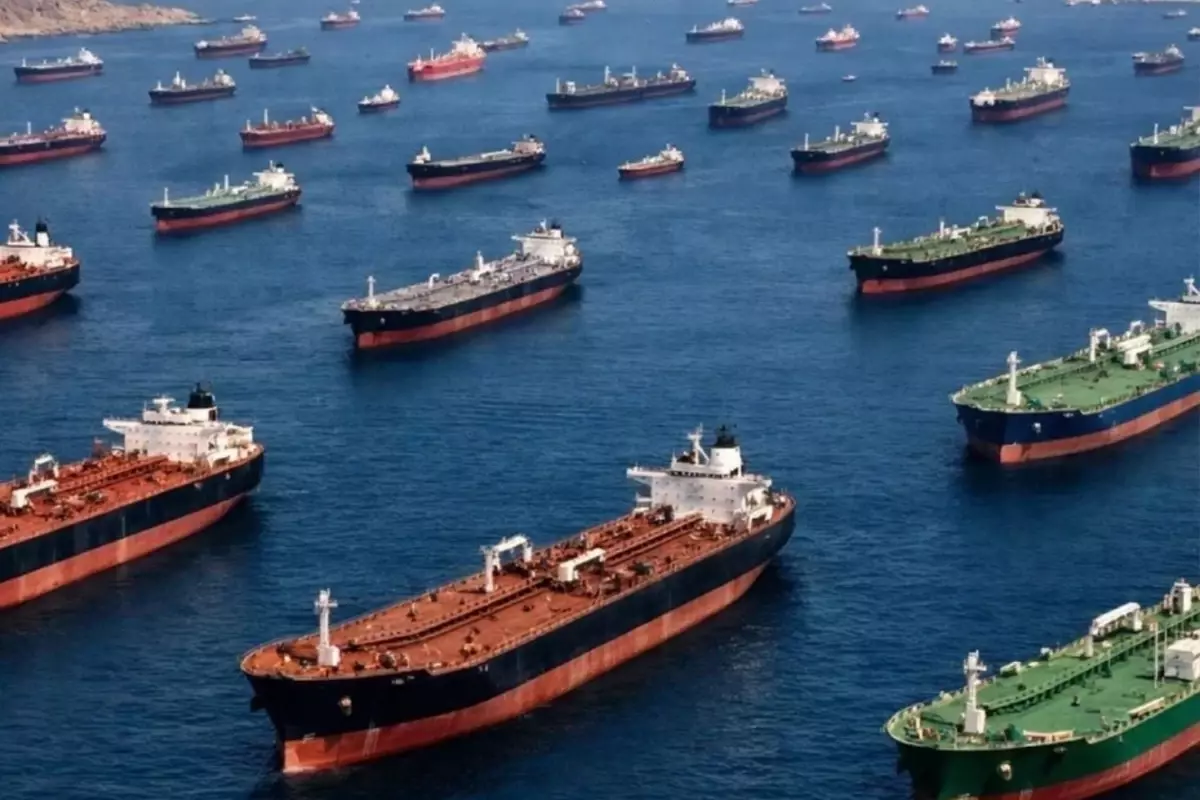 İran Devrim Muhafızları, Hürmüz Boğazı'nda 10 Petrol Tankerine Ateş Açtı