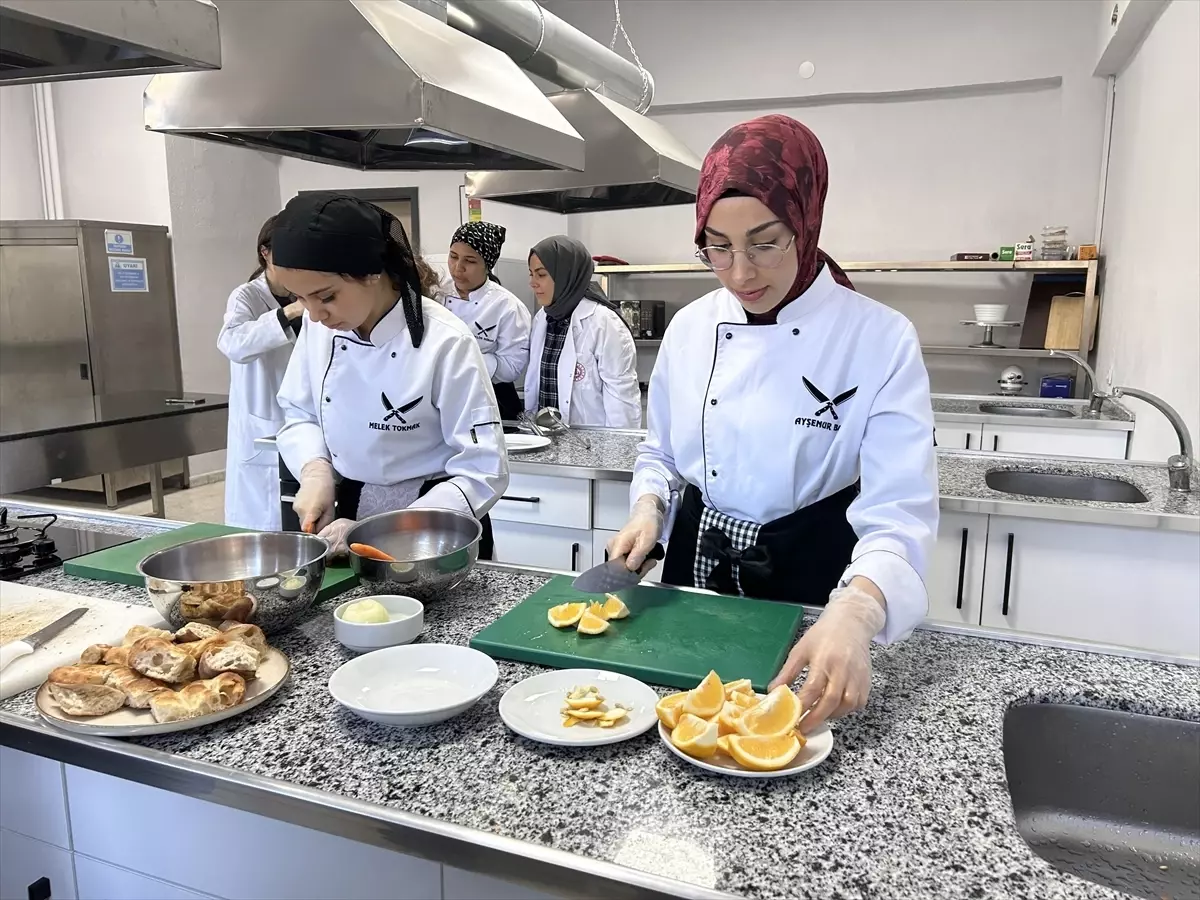 Isparta’da Öğrenciler, Ramazan’da Yaşlılara Sıcak İftar Sofrası Kurdu