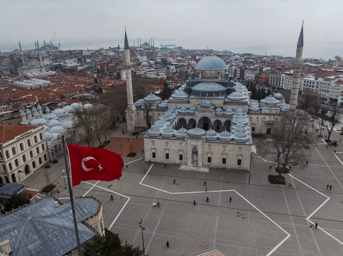 Beyazıt Camii: Osmanlı Mimarisinin Zirvesi ve Şehrin Silüetindeki Parlayan Nokta