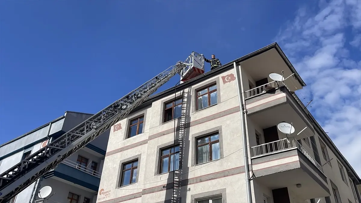 Kayseri Melikgazi'de 4 Katlı Apartmanın Bacasında Çıkan Yangın Kontrol Altına Alındı