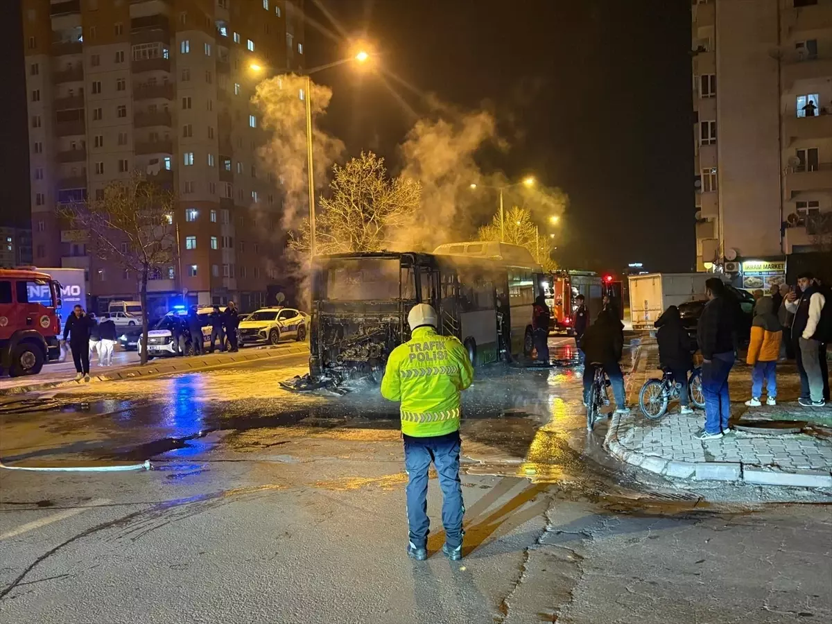 Kayseri’de Yolcu Otobüsünde Ani Yangın: İtfaiye Hızlı Müdahale Etti