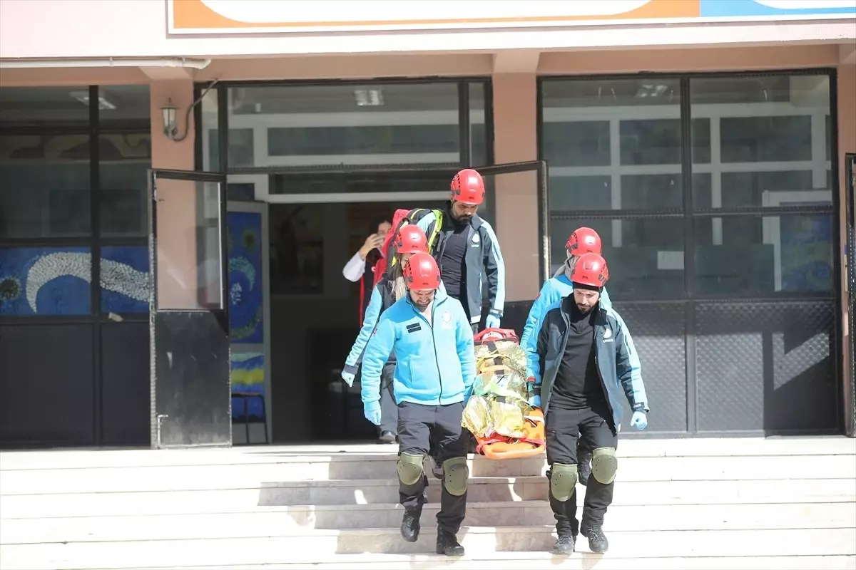 Menteşe'de Lise Öğrencileri 6,7 Şiddetindeki Deprem Senaryosuyla Tatbikat Yaptı