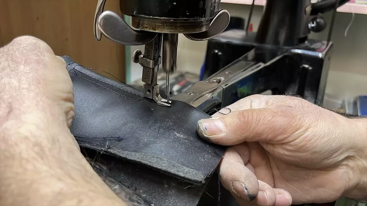 62 Yaşındaki Usta Ayakkabıcı, Tutkusunu Nesillere Aktarıyor