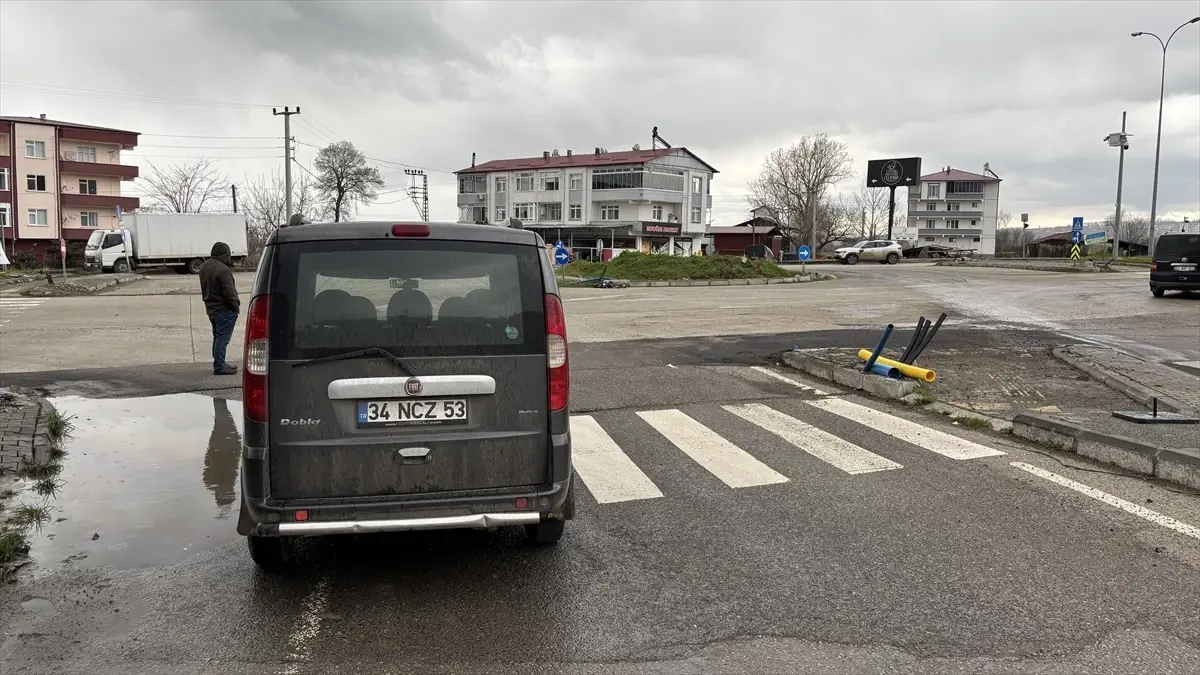 Samsun Tekkeköy'de İki Araç Çarpıştı: Güvenlik Kamerası Görüntüleri Ortaya Çıktı
