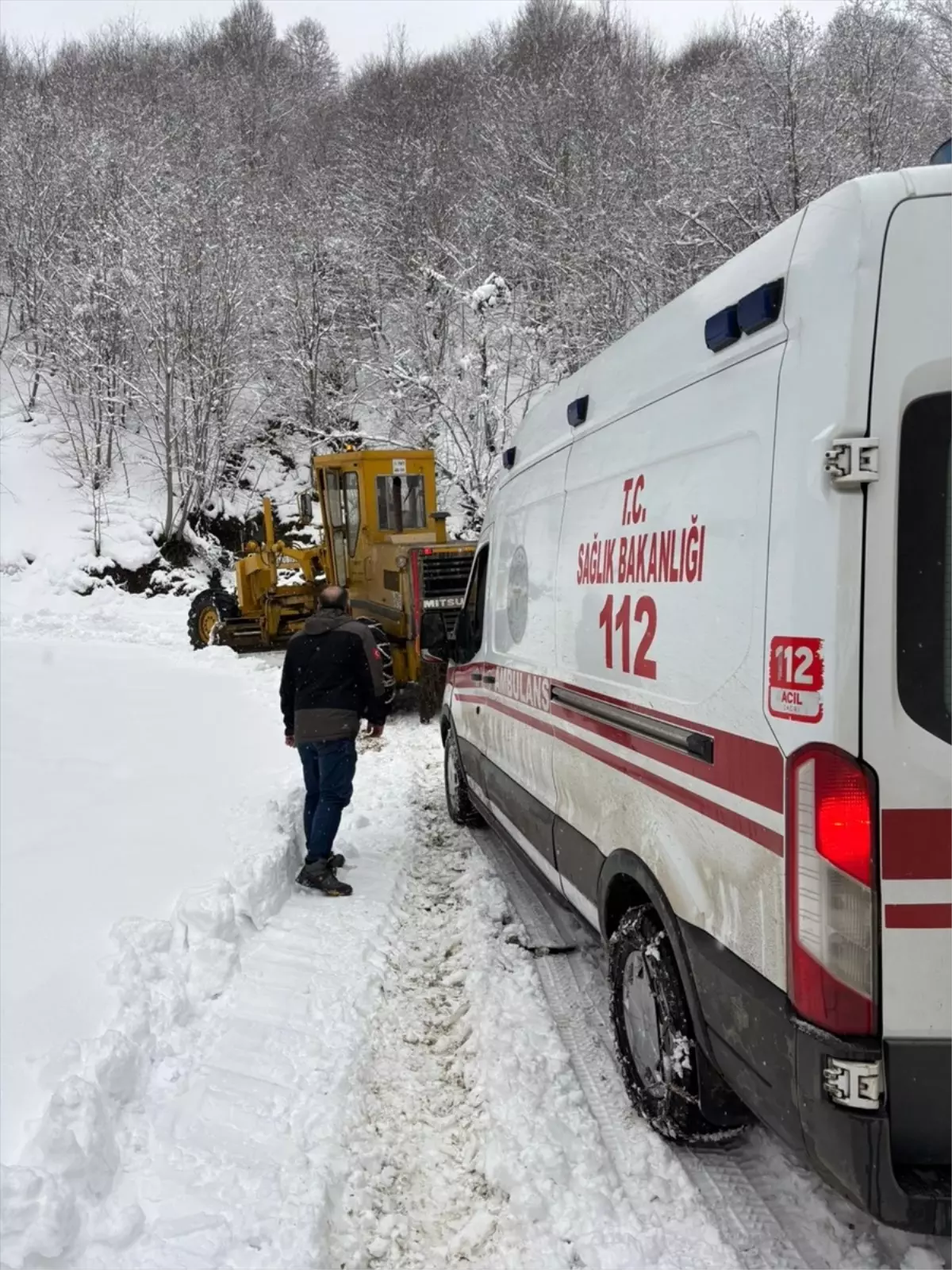 Tokat Almus'ta Kara Saplanan Ambulans Kurtarıldı: İl Özel İdaresi Ekiplerinden Hızlı Müdahale