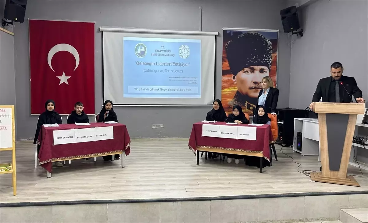 Türkeli'de Ortaokul Öğrencileri 'Geleceğin Liderleri Yetişiyor' Projesi Kapsamında Münazara Yarışı