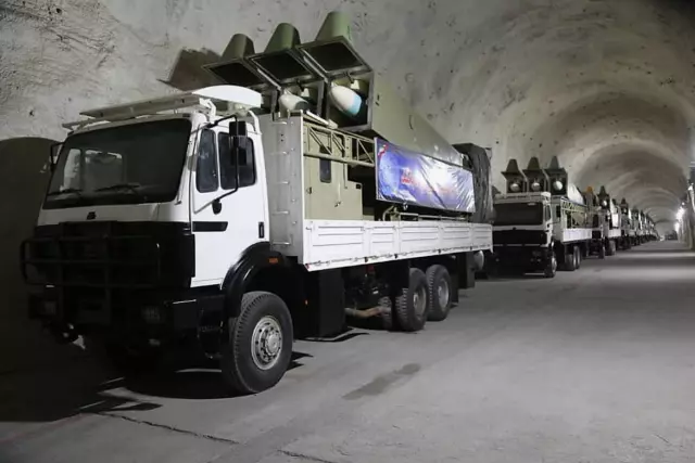 Dağ altındaki füze tünelleri