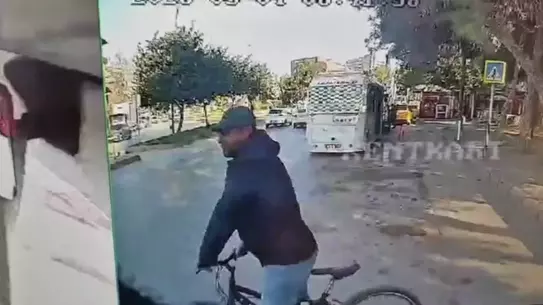 Güvenlik kamerası görüntüsü: bisikletli hırsız minibüsü soyar