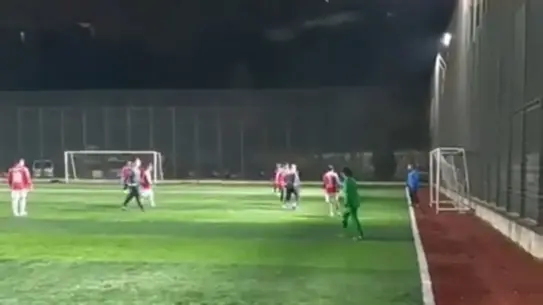 Hakan Erken’in halı sahada çekilmiş fotoğrafı