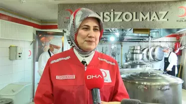 Kızılay çalışanları aşevinde yemek servisi yapıyor