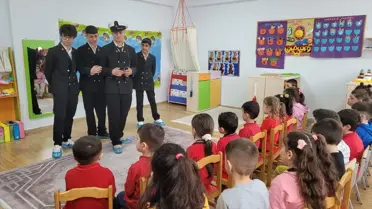 Tiyatro atölyesinde sahneye çıkan öğrenciler