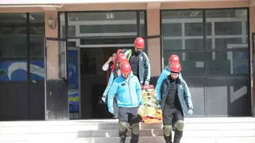 Deprem tatbikatı sırasında öğrencilerin tahliyesi