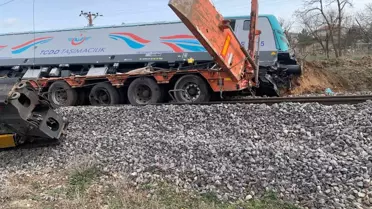 Nevşehir'de TIR ve Yük Treni Çarpıştı: 2 Makinist Hafif Yaralı