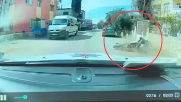 Kozan’da polis arabası ve yakalanan motosikletler