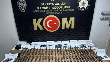 Sakarya’da Anadolu Otoyolu’nda Durulan Araçta 1.460 Silah Parçası Ele Geçirildi