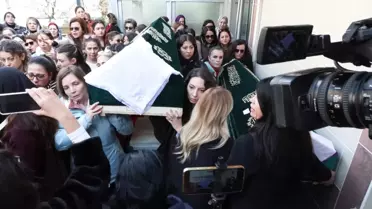 Denizde bulunan anne ve kız