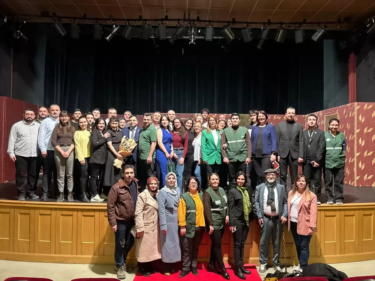 Eskişehir'de Yeşilay Haftası Coşkusuyla 'Aileler Alemi' Sahneye Çıktı