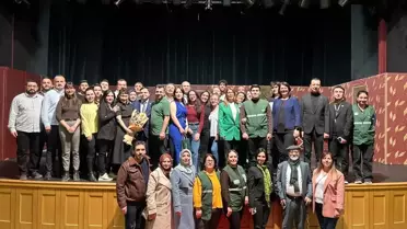 'Aileler Alemi' oyunundan renkli sahne tasarımı