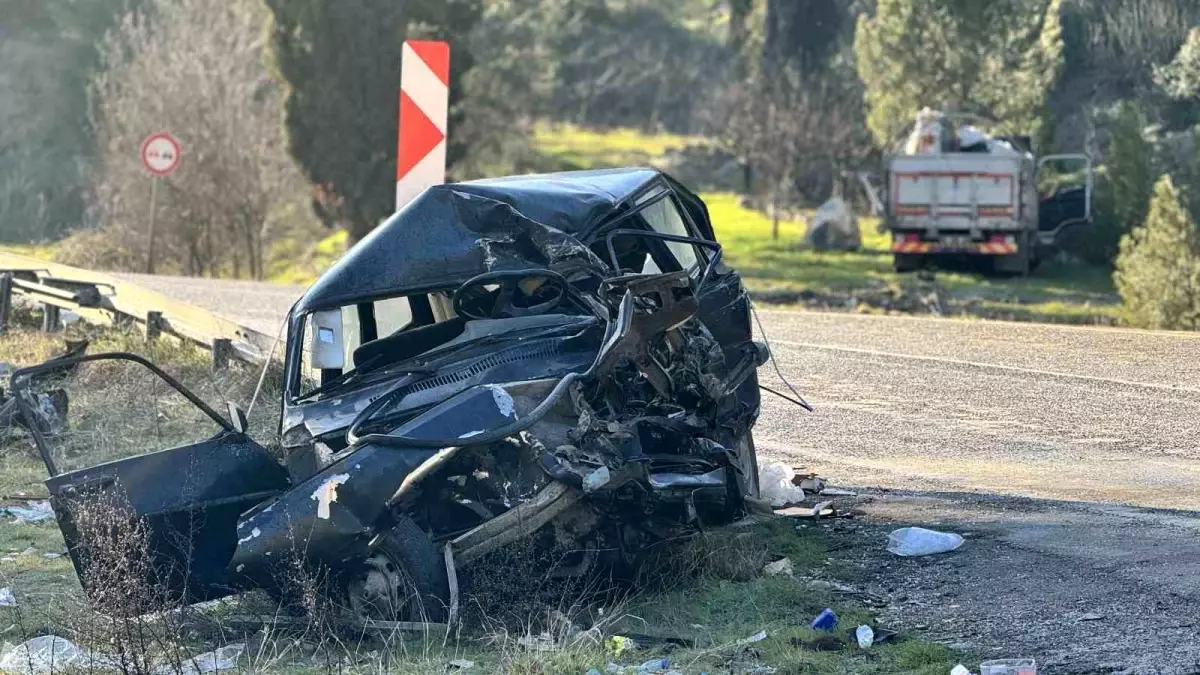 Karabük'te Şiddetli Çarpışma: Otomobil ve Kamyonun Çarpışması 1 Ölü, 5 Yaralıyı Yakaladı
