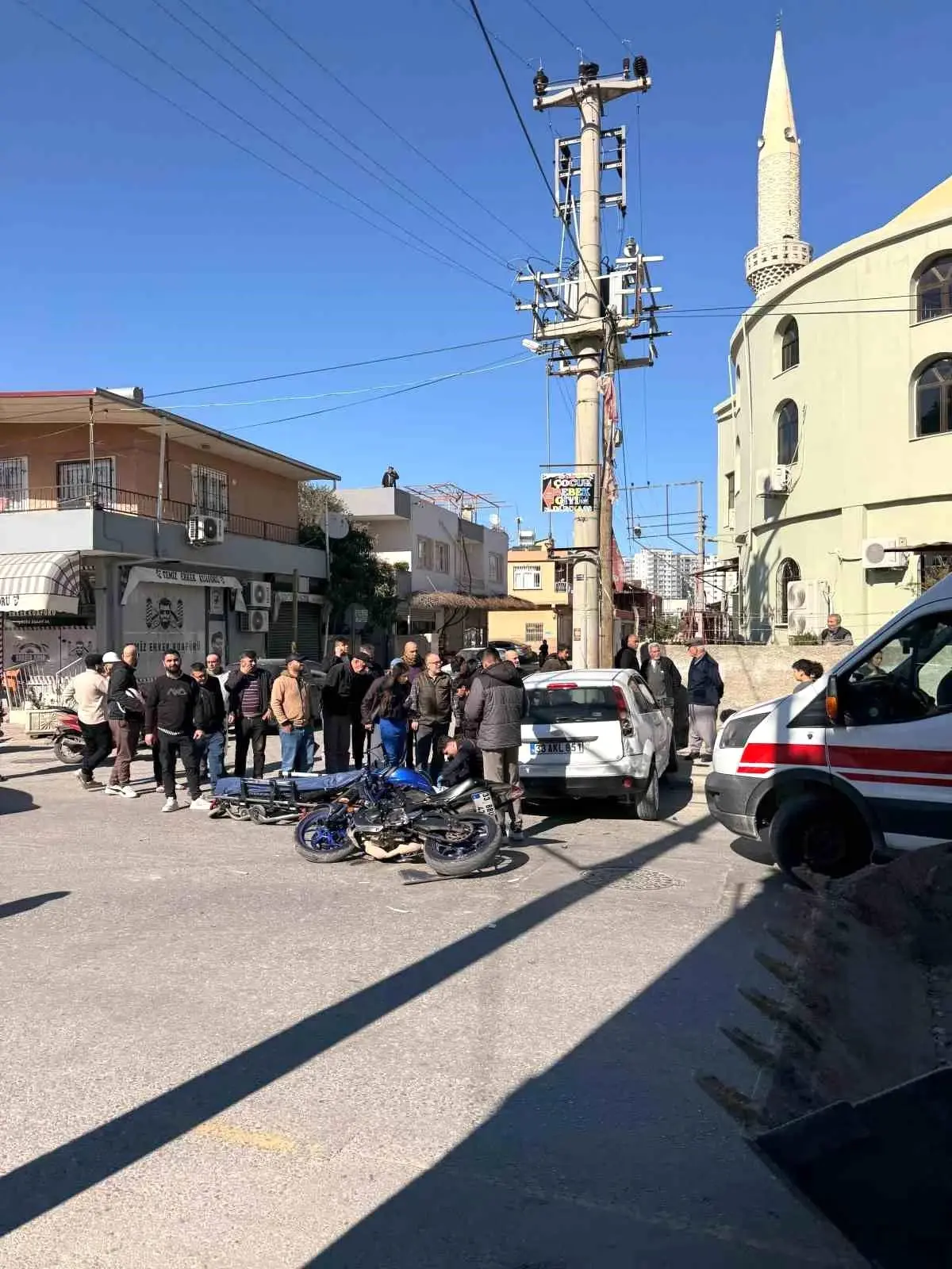 Tarsus'ta Araç Çarpışması: Otomobil ve Motosiklet Çarpıştı, İki Yaralı