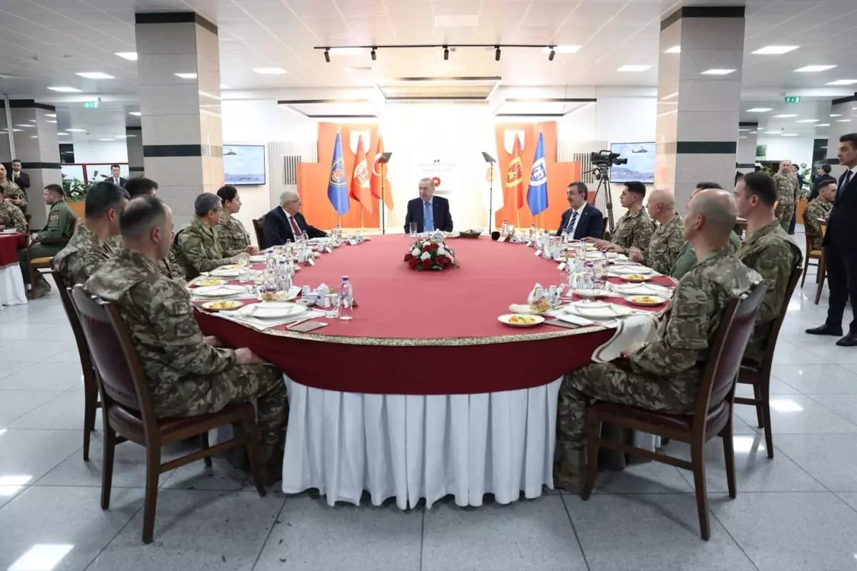 Erdoğan, Özel Kuvvetler Komutanlığı'nda İftar Sofrasında Mehmetçikle Buluştu