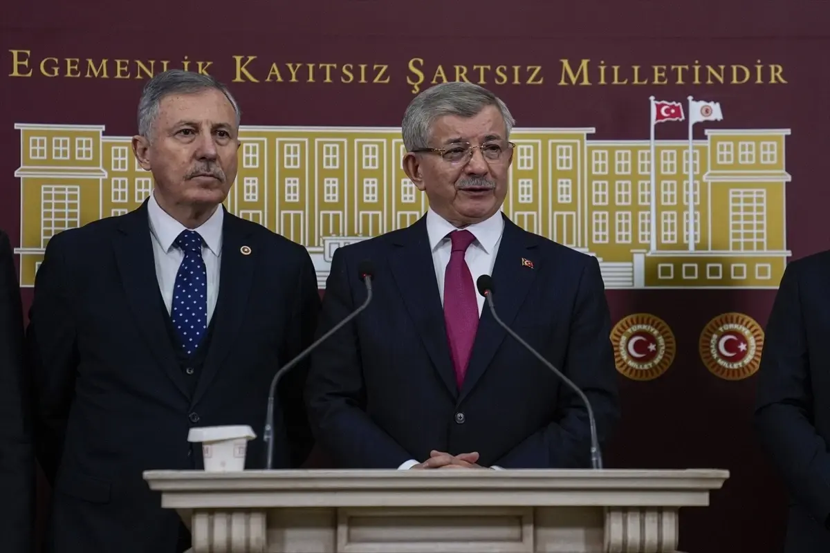 Davutoğlu'ndan ABD ve İsrail'in İran saldırıları uyarısı: ‘Baskı artarsa Türkiye seçim kararına zorlanabilir’