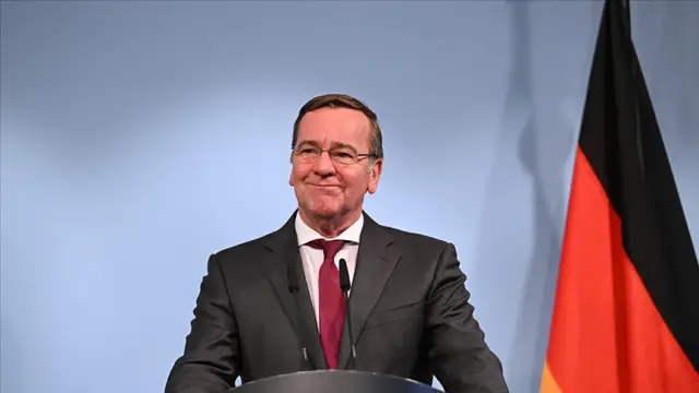 Bakan Pistorius toplantı odasında