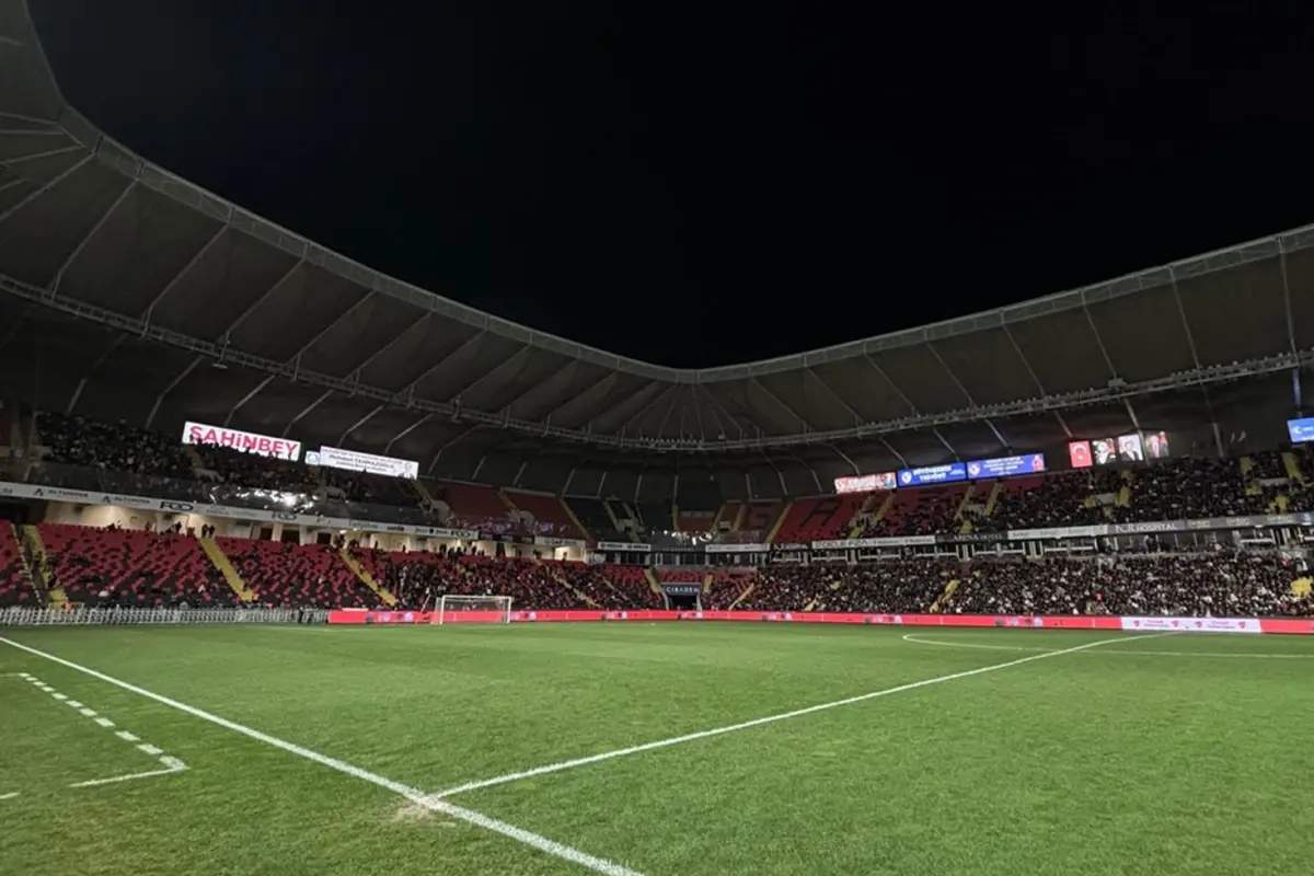 Gaziantep FK - Fenerbahçe Maçında Işık Arızası Nedeniyle Başlama Saati Gecikti