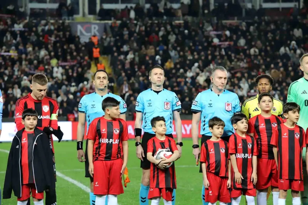 Gaziantep FK ile Fenerbahçe Karşı Karşıya: Ziraat Türkiye Kupası'nda İlk Dakikalar