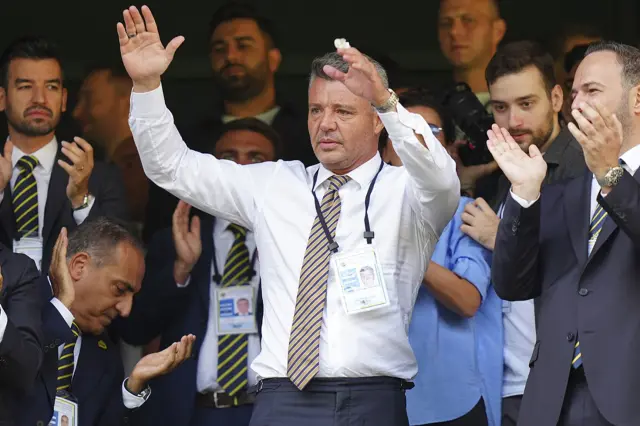 Sadettin Saran takımla birlikte