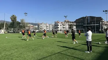 Marmaris Yat Marin MFK ve Manavgat Belediyespor takımları saha kenarında