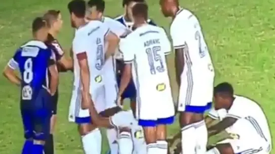 Hakem kart gösterirken karışıklık