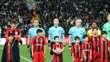 Maçın ilk dakikalarındaki aksiyon görüntüsü