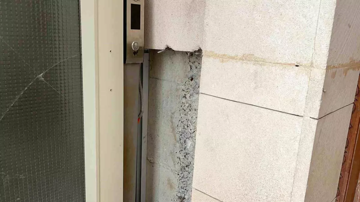 Adilcevaz'da Fatih Camii'ne Gece Yarısı Vandalizm Saldırısı