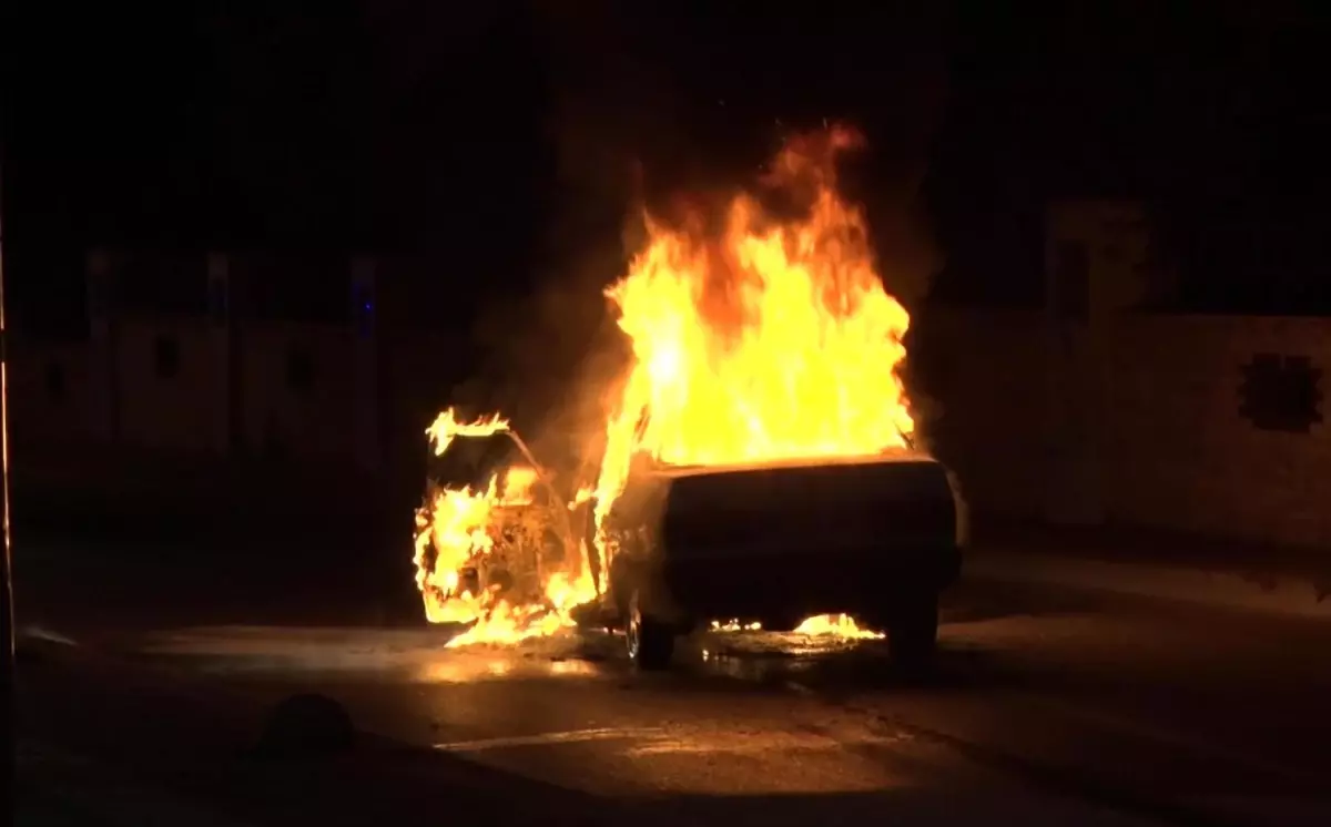 Antalya’da Araç Yangını: Şoför ve Ailesi Zamanında Kaçtı