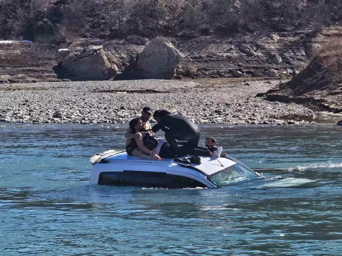 Tunceli'de Sürücü Kontrolünü Kaybederek Baraj Gölüne Çakıldı