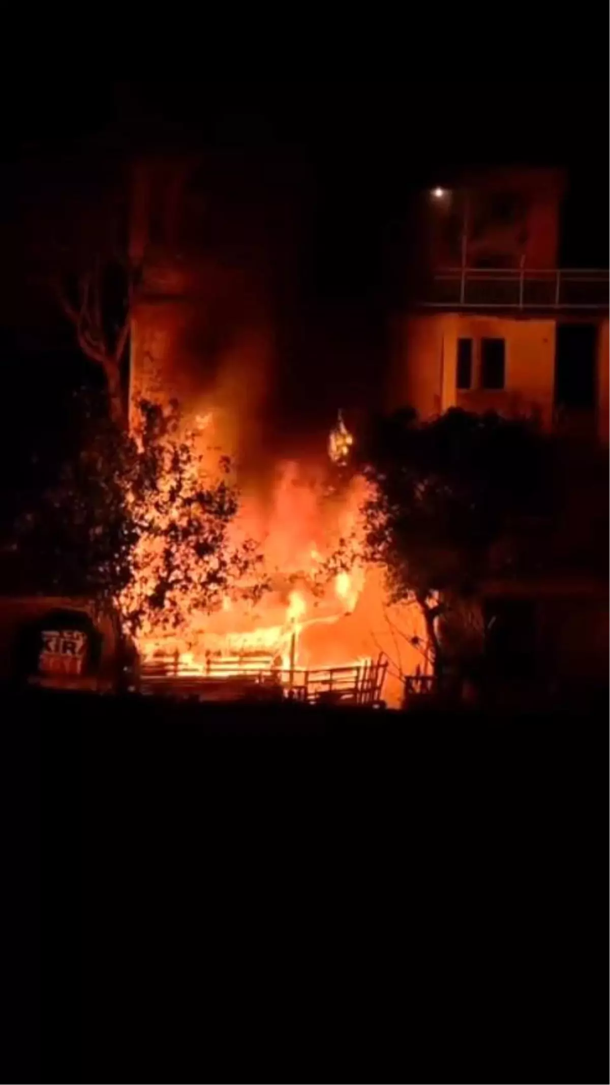 Adana Seyhan’da Barakada Çıkan Yangın Hızlıca Söndürüldü