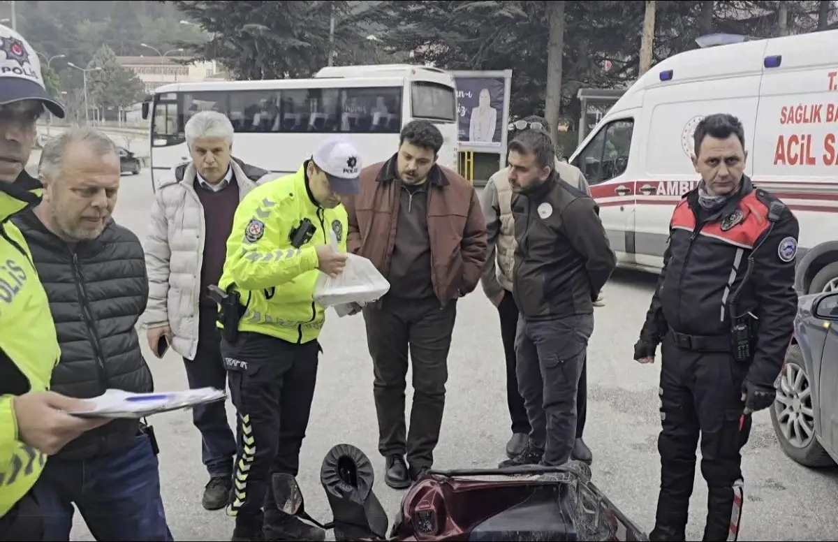 Bilecik'te Motosikletli Kurye Trafikte Yaralandı