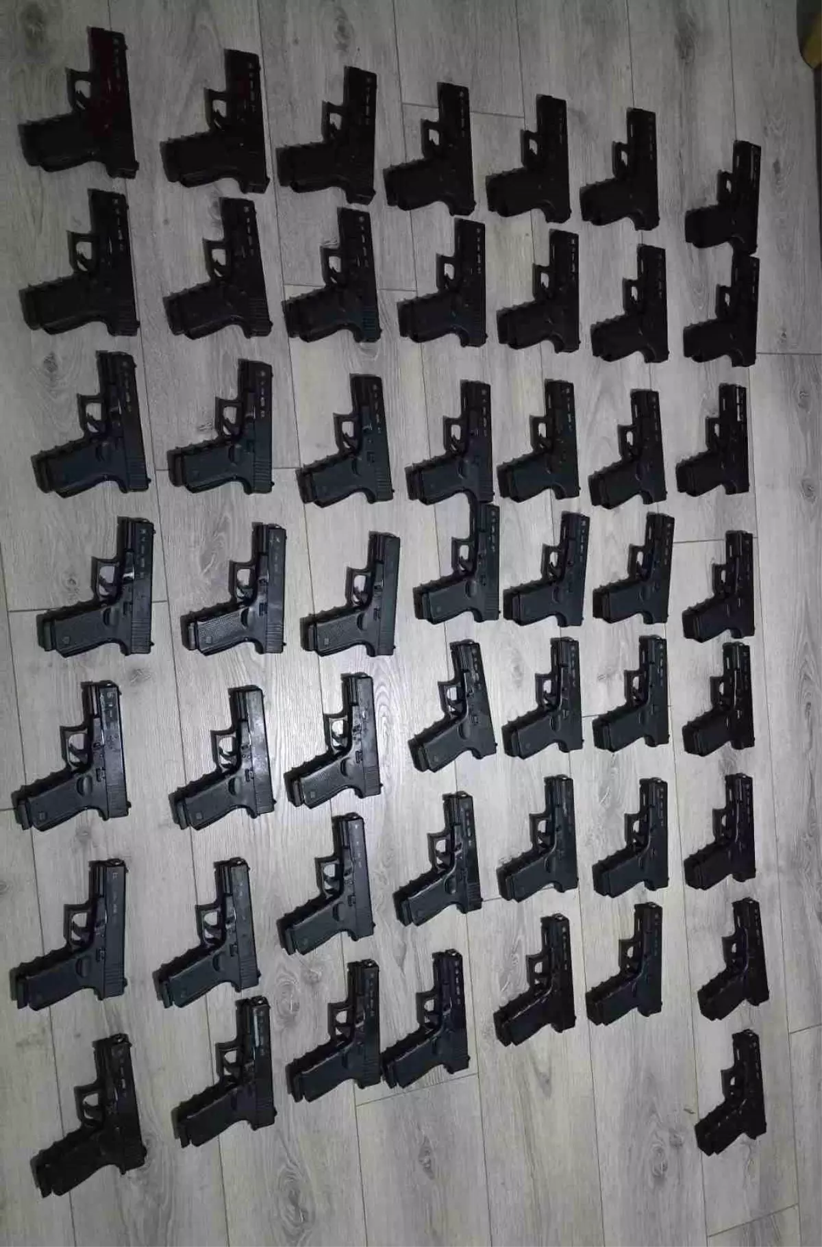 İstanbul’da Yasadışı Silah Kaçakçılığına Büyük Operasyon: 50 Tabanca Ele Geçirildi