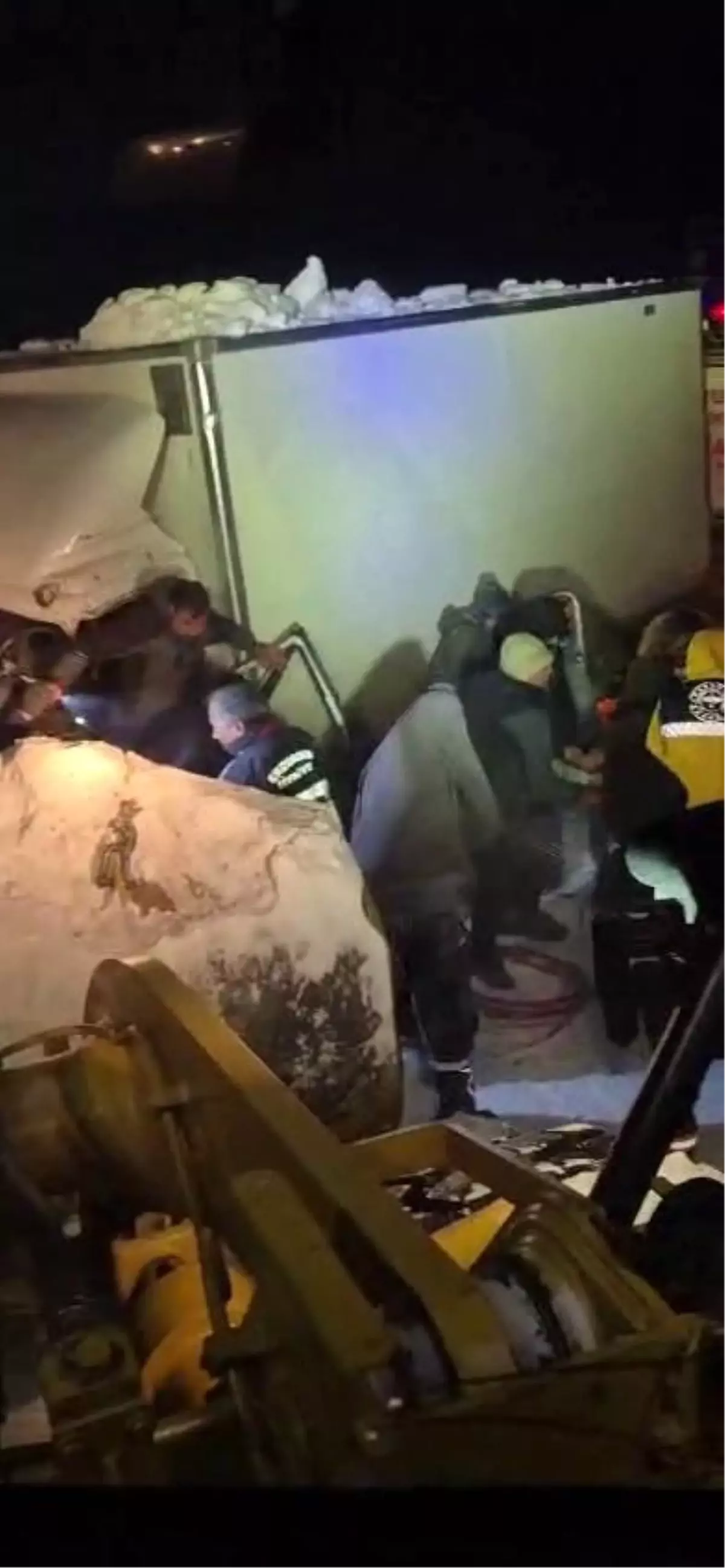 Karayazı’da Şiddetli Fırtına Sonrası Kamyon Kazası: 1 Şoför Hayatını Kaybetti