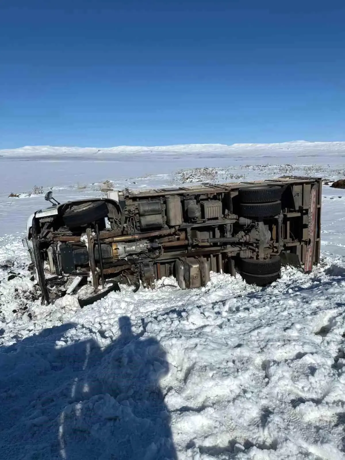 Kars‑Kağızman Yolunda Kamyon Devrildi: Sürücü Hafif Yaralandı