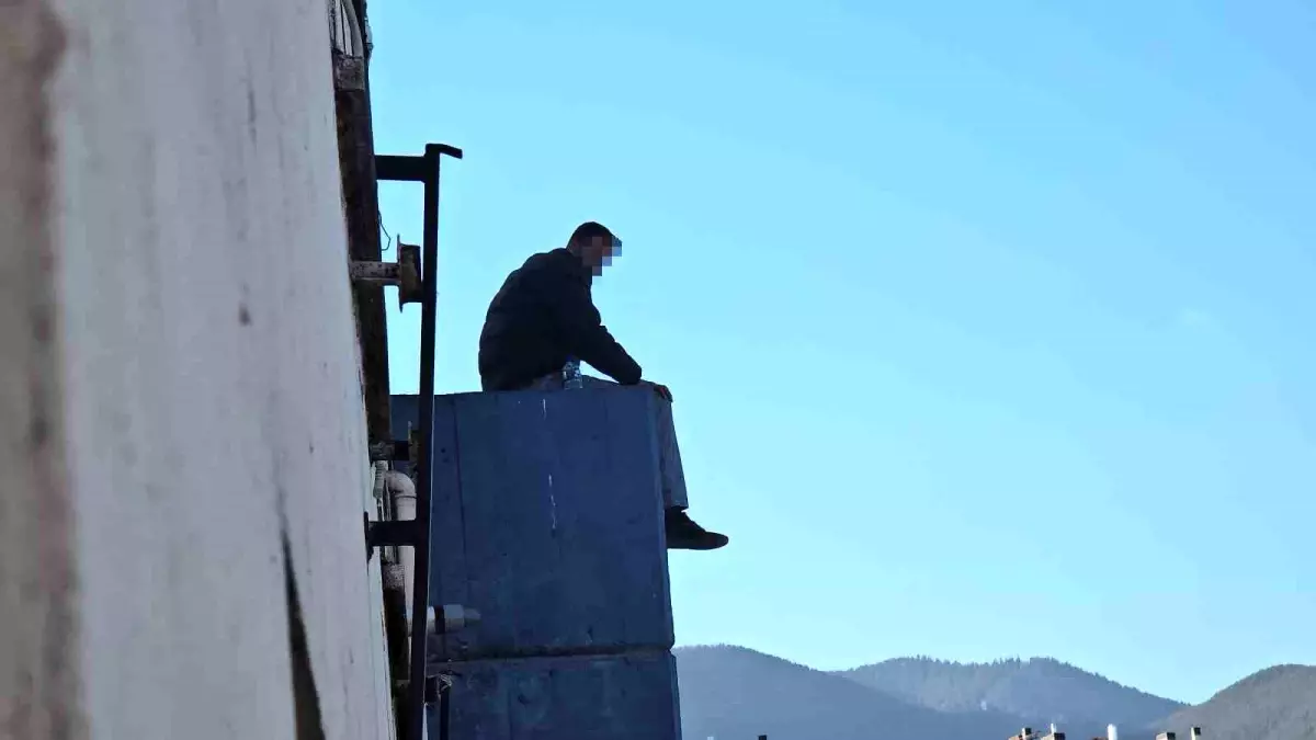 Karabük’te Sokak Sanatçısı Çatıya Çıktı: Zabıtaya Karşı Sanatsal Direniş