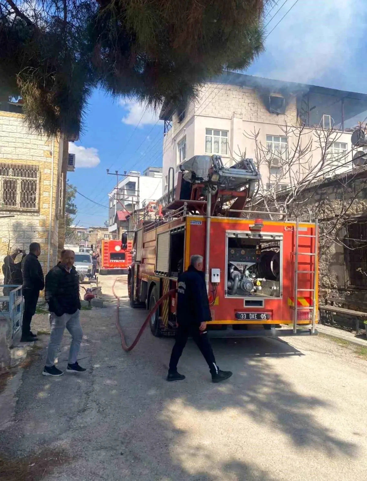 Mut’ta Çatı Katındaki Yangın Kontrol Altına Alındı, Yaralanma Yok
