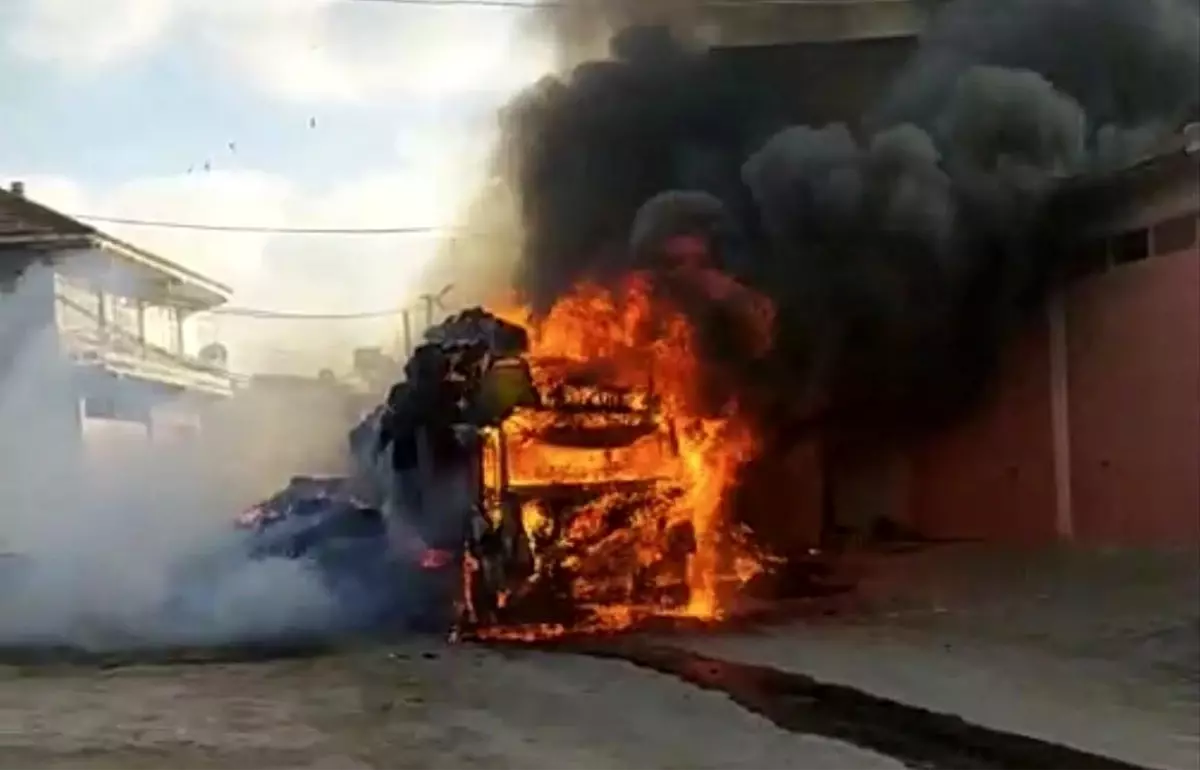 Hayrabolu’da Saman Yüklü Tırda Çıkan Yangın Tüm Araçları Yaktı