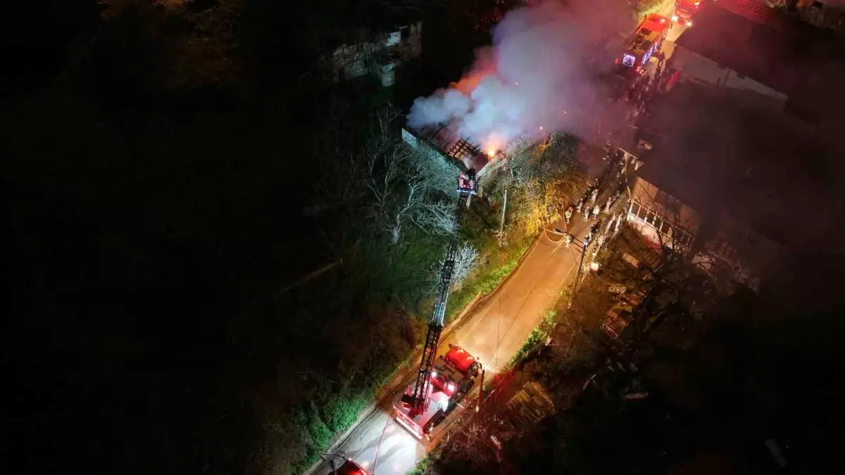 İzmit’te Ahşap Evde Çıkan Yangın 71 Yaşındaki Adamı Öldürdü