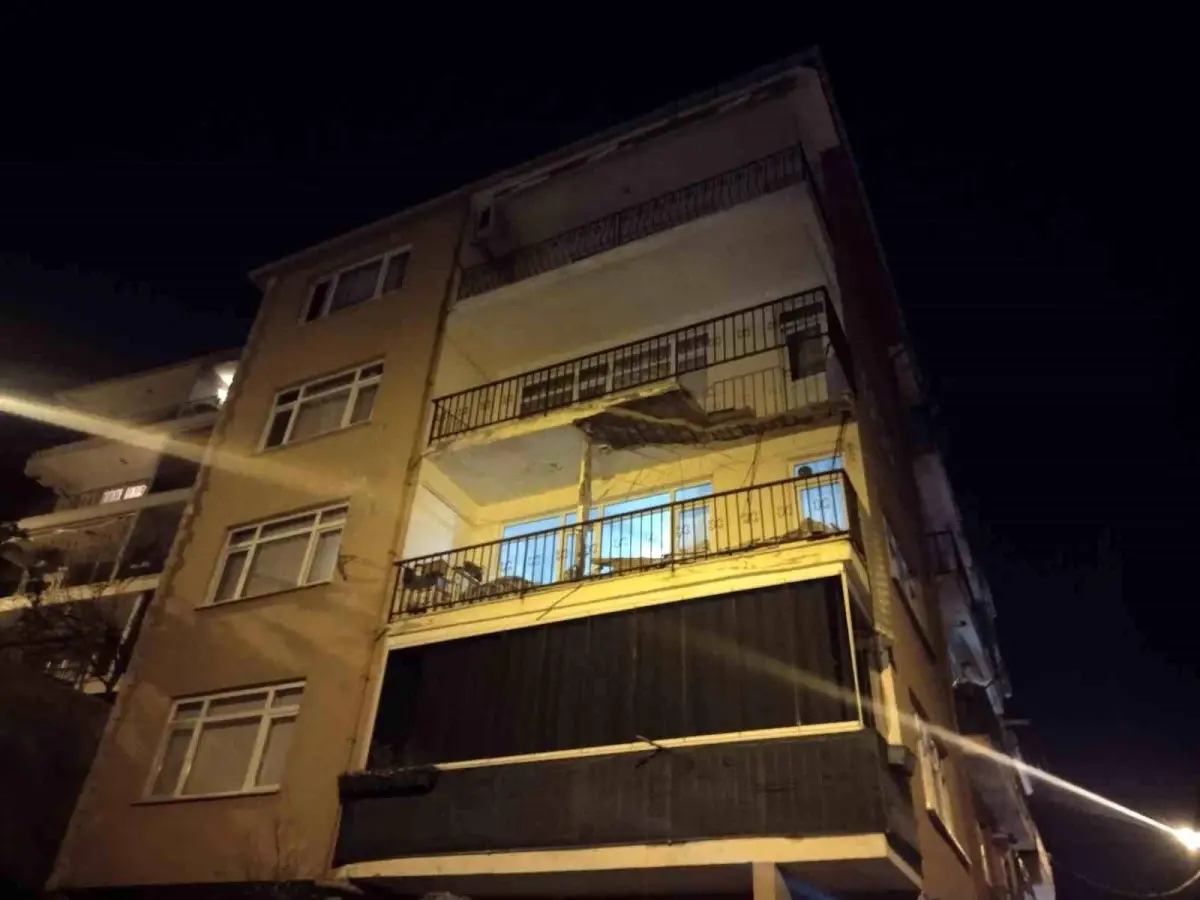 Üsküdar’da Çökme Olayı: Çengelköy Binasının Balkonunda Büyük Çöküş, Tahliye Sağlandı