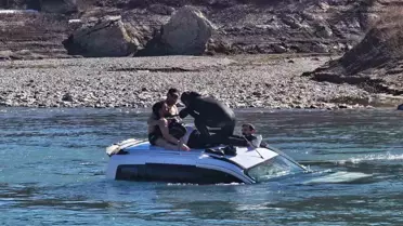 Kaza sonrası araç gölde suyun içinde