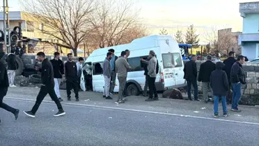 Kaza sonrası minibüsün duvara çarpması